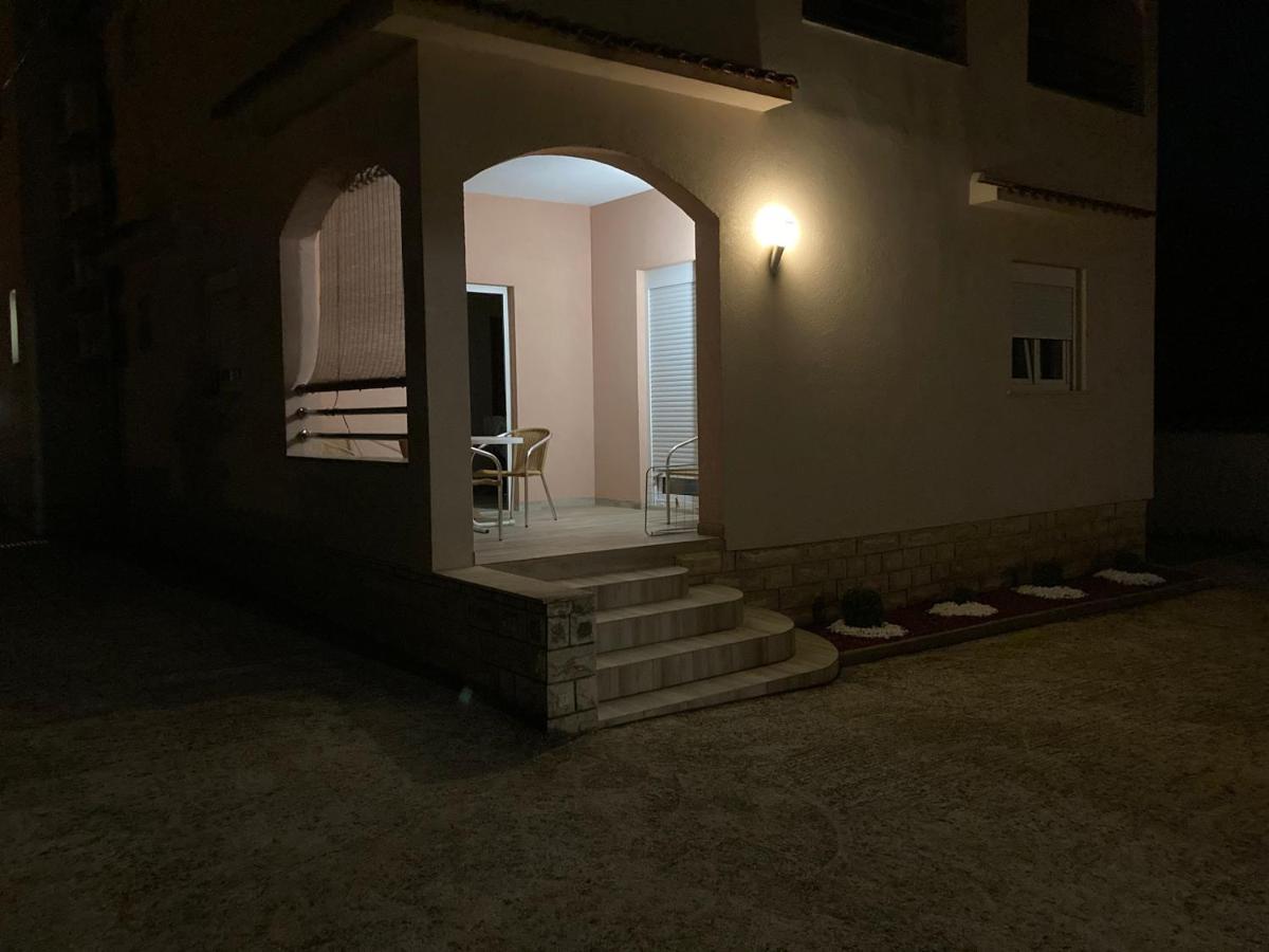 Apartman Туран Екстериор снимка